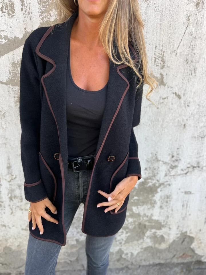 Jacket with a Refined Silhouette for Stylish Outings